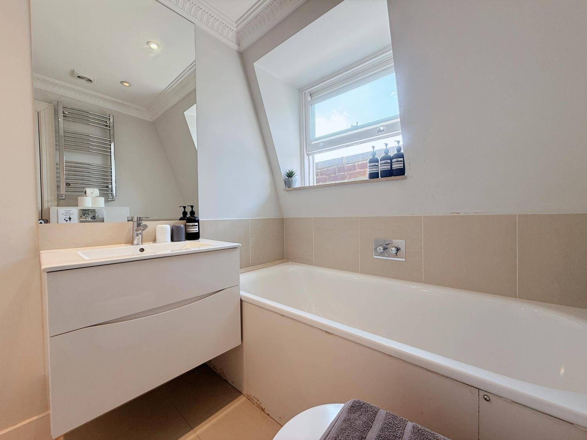 Spacious And Cosy 3brs 5f House In Heart Of Londres